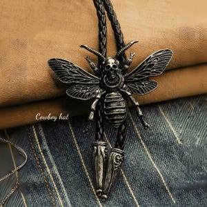 Gothic Skull Bee Bolo Tie Unique Vintage Western Necktie for Men Steampunk Punk Rock Statement Cowboy Accessory Customized Leather Cord Bola