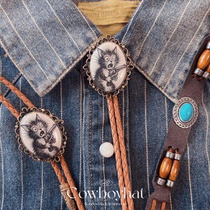 Quirky Cowboy Cat Bolo Tie Leather Cord Necktie for Men Unique Rodeo Accessory for Women Western Vintage Necklace Bola for Groomsmen