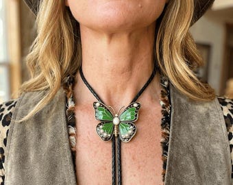 Corbata bolo de latón con mariposa de esmalte verde, piedra estilo turquesa blanca, accesorio de boda occidental