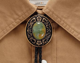 Corbata bolo de piedra verde natural con suaves motas amarillas: corbata vaquera del oeste, cordón de cuero genuino.