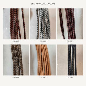Può includere: Una griglia di sei cordini in pelle intrecciata con l'intestazione LEATHER CORD COLORS. Il colore 1 è marrone e nero, il 2 è grigio e nero, il 3 è rosso e nero, il 4 è marrone scuro e nero, il 5 è marrone chiaro e il 6 è nero pieno.