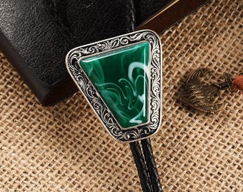 Corbata bolo triangular estilo malaquita: joyería vaquera del oeste, cordón de cuero vegano.