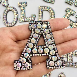 Parche de letra con fondo negro de diamantes de imitación, parche autoadhesivo bordado DIY para ropa, bolsos, sombreros, pantalones y accesorios