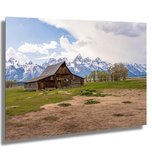 Mormon Row Barn & Grand Tetons – Rustikale Westernlandschaft Fotodruck | National Park Wall Art
