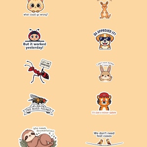 Può includere: Una collezione di adesivi a fumetti con vari animali e frasi. Gli adesivi includono un gatto con la scritta "what could go wrong?", un canguro con "The build is stable" e un cane con occhiali da sole e "QA APPROVED IT!"