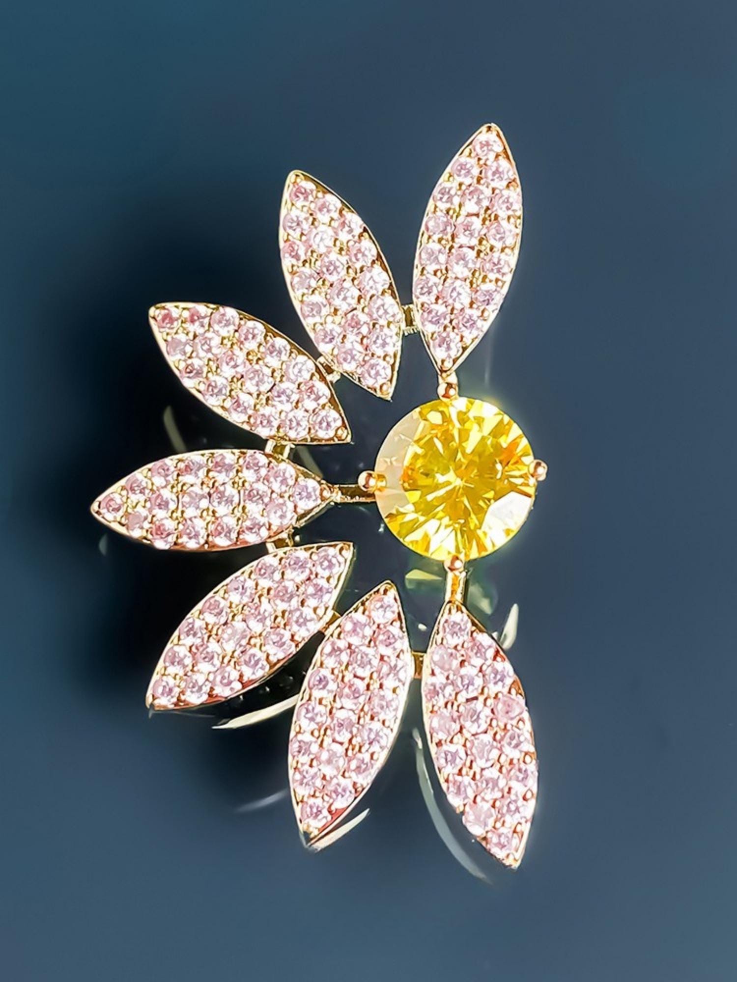 ブルームペタルイヤリング – 18Kゴールドメッキの花柄スタッド 