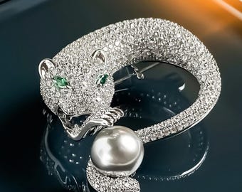 Panther Brooch – Platinum-Plated Panther Pin with Akoya Pearl