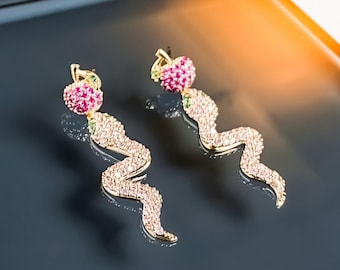 Serpent d’Éden Earrings – Rose Gold-Plated Serpent Earring with Crystal Apple
