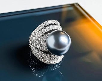 Madama Grey Shell Pearl Ring with Crown Crystal Pavé – Platinum-Plated Statement Jewelry