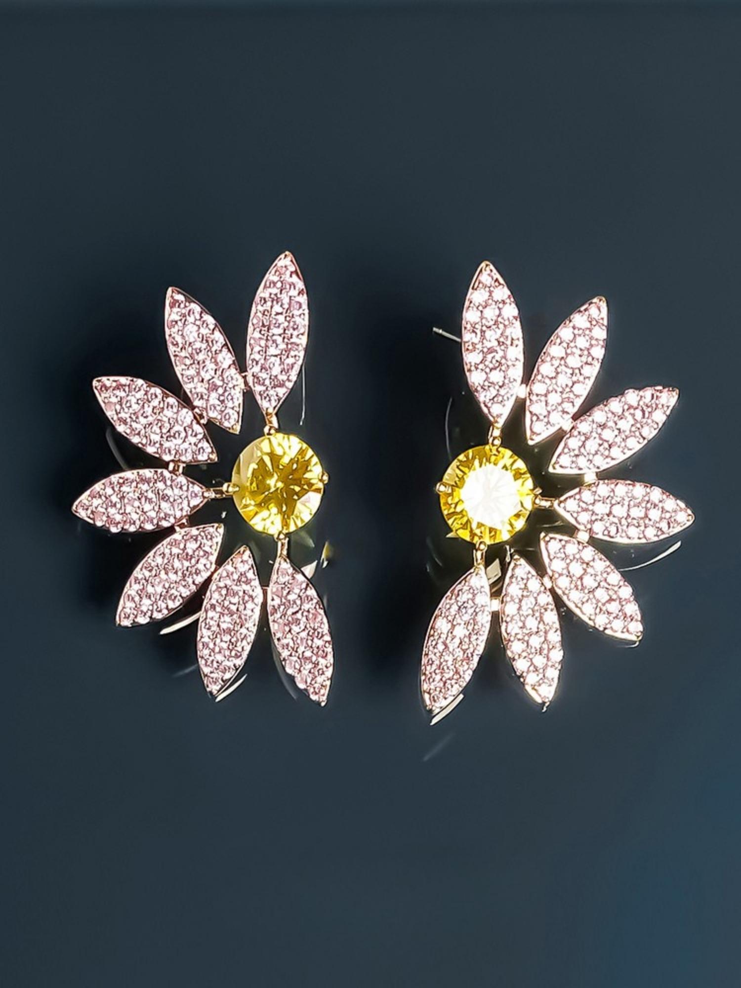 ブルームペタルイヤリング – 18Kゴールドメッキの花柄スタッド 