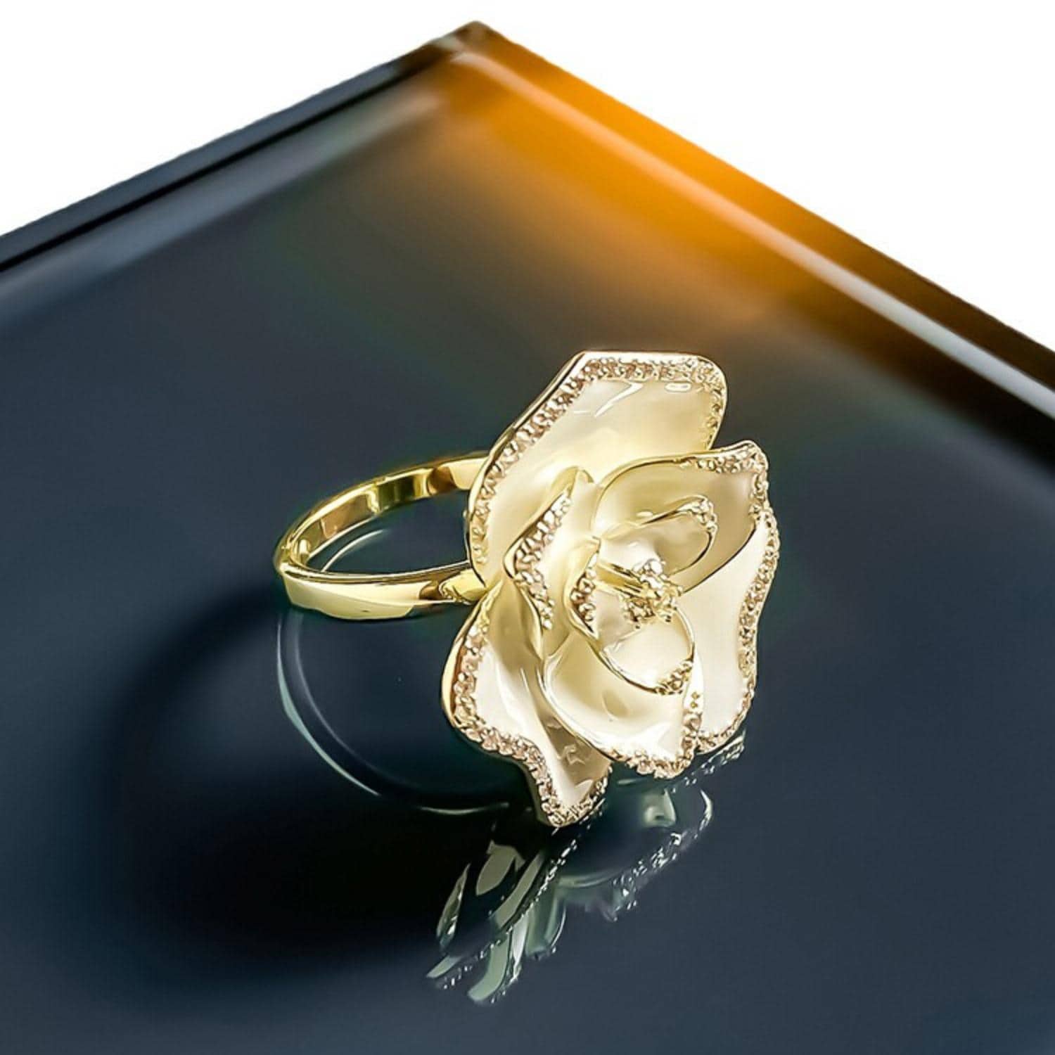 Bague Fantaisie 'Fleur Camélia' - Ornée De Strass Et Finition Dorée - Neuve Avec étiquettes