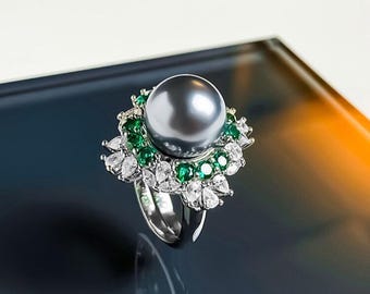 Madama Grey Shell Pearl Ring with Emerald Crystal – Vintage Statement Jewelry