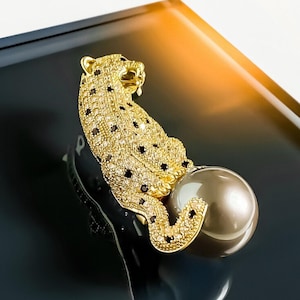 Broche panthère dorée en cristal avec perle - Épingle panthère en cristal de luxe pour blazer ou écharpe
