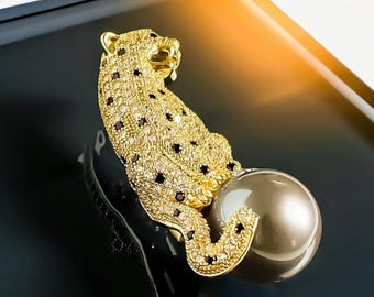 Panther Brooch – Gold-Plated Panther Statement Jewelry with Pearl