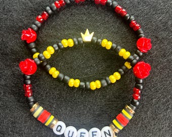 Pulseras de la amistad de la Reina de Corazones de Disney (juego de 2) con corona dorada