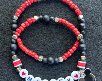Pulseras de la amistad de Mickey Mouse (juego de 2) con dije del logotipo de Mickey
