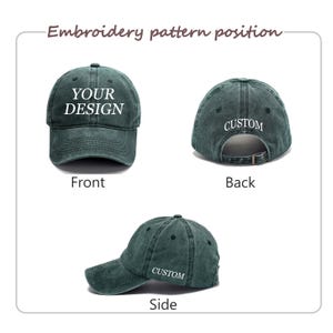 Pu&ograve; includere: Un cappellino da baseball verde scuro con effetto slavato mostrato da tre angolazioni. La parte anteriore presenta il testo YOUR DESIGN, il retro mostra la parola CUSTOM sopra il cinturino regolabile e il lato mostra CUSTOM ricamato sul pannello.