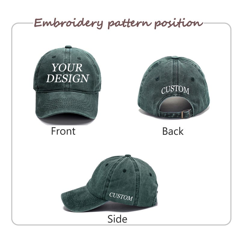 Pu&ograve; includere: Un cappellino da baseball verde scuro con effetto slavato mostrato da tre angolazioni. La parte anteriore presenta il testo YOUR DESIGN, il retro mostra la parola CUSTOM sopra il cinturino regolabile e il lato mostra CUSTOM ricamato sul pannello.