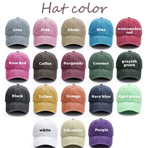 Pu&ograve; includere: Una collezione di diciannove cappellini da baseball in vari colori, tra cui grigio, rosa, kaki, blu, rosso anguria, rosso rosa, caff&egrave;, bordeaux, verde, verde grigiastro, nero, giallo, arancione, blu navy, verde chiaro, bianco, avorio e viola.