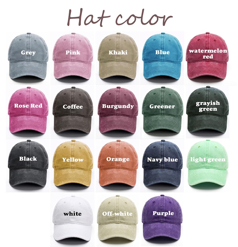 Pu&ograve; includere: Una collezione di diciannove cappellini da baseball in vari colori, tra cui grigio, rosa, kaki, blu, rosso anguria, rosso rosa, caff&egrave;, bordeaux, verde, verde grigiastro, nero, giallo, arancione, blu navy, verde chiaro, bianco, avorio e viola.