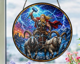 Puede incluir: Un atrapasoles circular de vidriera con una ilustración estilo mosaico de una figura barbuda con capa roja sosteniendo un martillo en alto, montando un carro tirado por dos cabras con cuernos sobre un fondo de relámpagos azules.