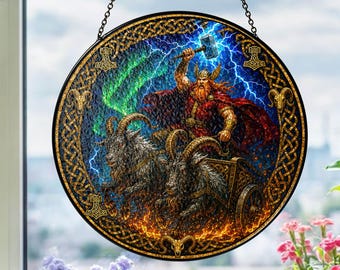 Puede incluir: Un atrapasoles circular de vidriera que muestra a un guerrero barbudo con casco alado montado en un carro tirado por dos cabras. El guerrero sostiene un martillo brillante entre rayos azules y auroras verdes. Borde con nudos celtas dorados.