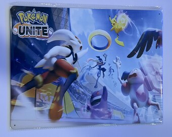 Op de afbeelding: Een metalen bord met een levendige illustratie van "Pokémon UNITE". Het kunstwerk toont verschillende Pokémon-personages in actie, waaronder Pikachu, tegen een dynamische, blauw getinte achtergrond met het logo van de game.