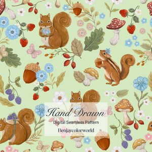 Puede incluir: Un patrón digital sin costuras sobre un fondo verde claro con ardillas marrones, setas rojas y blancas, bellotas, fresas, moras y flores azules. El texto Hand Drawn Digital Seamless Pattern Benjaycolorworld aparece centrado en la imagen.