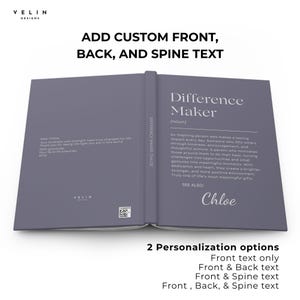 Może przedstawiać: Szara książka w twardej oprawie z tytułem "Difference Maker" i imieniem "Chloe" na okładce. Grzbiet książki głosi "Difference Maker: Chloe". Obraz pokazuje r&oacute;wnież opcje niestandardowego tekstu z przodu, z tyłu i na grzbiecie.