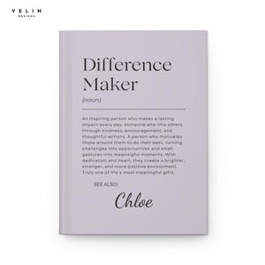 Może przedstawiać: Jasnofioletowy notatnik z czarnymi słowami "Difference Maker". Poniżej tytułu znajduje się definicja terminu. Imię "Chloe" jest napisane na dole notatnika.