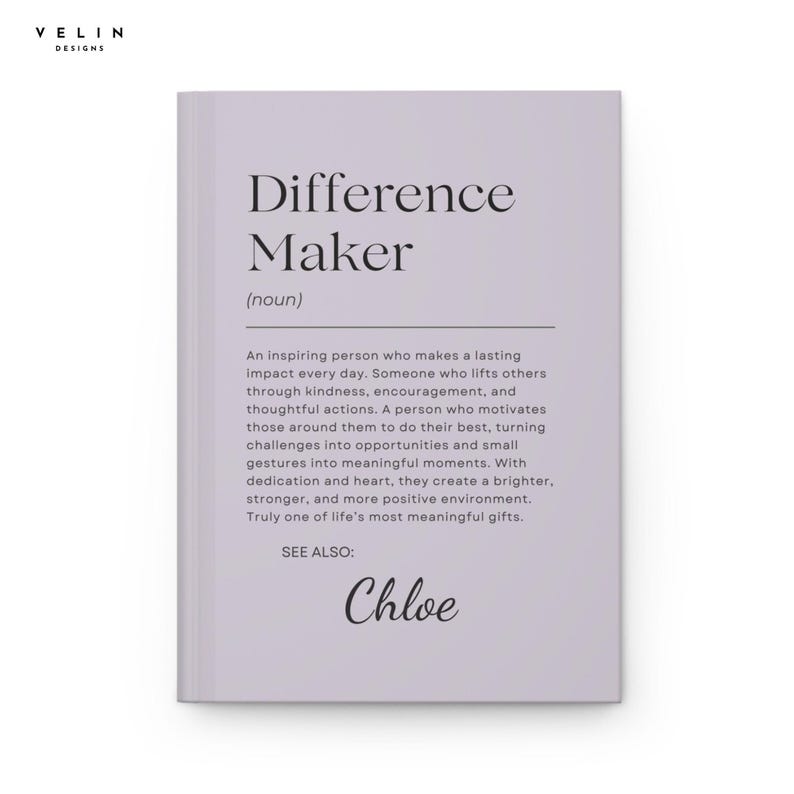 Może przedstawiać: Jasnofioletowy notatnik z czarnymi słowami "Difference Maker". Poniżej tytułu znajduje się definicja terminu. Imię "Chloe" jest napisane na dole notatnika.