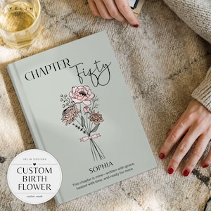 Puede incluir: Un libro gris claro con las palabras "CHAPTER Fifty" en escritura negra. Se presenta una ilustración de ramo floral en tonos rosa y melocotón. El libro también incluye el nombre "SOPHIA" y el texto "This chapter is mine—written with grace, healed with time, and ready for more."