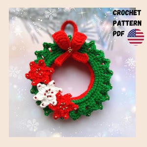 Könnte beinhalten: Ein handgefertigter gehäkelter Weihnachtskranz mit einer roten Schleife und roten und weißen Poinsettien-Akzenten. Der Kranz ist grün mit einem roten Innenkreis. Der Text "CROCHET PATTERN PDF" wird mit der amerikanischen Flagge angezeigt.