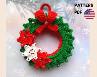 Peut inclure: Une couronne de Noël au crochet faite à la main avec un nœud rouge et des accents de poinsettia rouges et blancs. La couronne est verte avec un cercle intérieur rouge. Le texte "CROCHET PATTERN PDF" est affiché avec le drapeau américain.