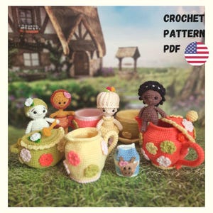 Puede incluir: Patrón de crochet PDF para un juego de té con una tetera, una jarra de crema, un azucarero y cuatro muñecas. Las muñecas son una niña con cabello rubio, una niña con cabello castaño, una niña con cabello rojo y una niña con cabello negro. El juego de té está en colores pastel.