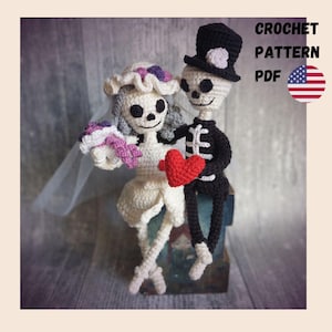 Può includere: Schema a uncinetto PDF per una sposa e uno sposo scheletro che tengono un cuore rosso. La sposa indossa un abito bianco con velo e una corona di fiori viola. Lo sposo indossa un abito nero con un cappello a cilindro.