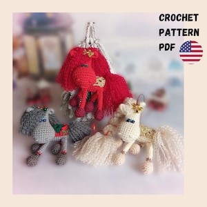 Peut inclure: Trois ornements de chevaux crochetés en rouge, gris et crème. Chaque cheval a une longue crinière et queue, avec des accents décoratifs. Le texte "CROCHET PATTERN PDF" est visible en haut à droite, avec le drapeau américain.