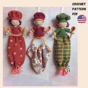 Puede incluir: Tres artículos de decoración de cocina hechos a mano con ganchillo. Cada uno presenta una muñeca de chef sosteniendo cucharas de madera. Las muñecas visten trajes de chef rojos, verdes y granates. Una muñeca sostiene una toalla con estampado floral. El texto "CROCHET PATTERN PDF" es visible.