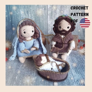 Puede incluir: Escena de la Natividad tejida a ganchillo, con María en vestido y velo azules, José en túnica marrón y el niño Jesús en una cuna. Las figuras están hechas a mano con detalles dorados. El texto "CROCHET PATTERN PDF" es visible.