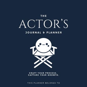 Puede incluir: Una silla de director blanca con una cara de dibujos animados sentada en ella. El texto "THE ACTOR'S JOURNAL & PLANNER" está por encima de la silla. El texto "CRAFT YOUR PROCESS. CAPTURE YOUR GROWTH." está debajo de la silla. El texto "THIS PLANNER BELONGS TO" está debajo del texto.