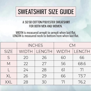 K&ouml;nnte beinhalten: Eine Gr&ouml;&szlig;entabelle f&uuml;r Sweatshirts mit Spalten f&uuml;r Gr&ouml;&szlig;e, Breite und L&auml;nge in Zoll und Zentimetern. Der Text enth&auml;lt SWEATSHIRT SIZE GUIDE, eine Beschreibung aus 50/50 Baumwolle/Polyester sowie Anweisungen zum Messen der Breite und L&auml;nge.