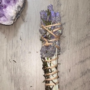 Lavender & Rosemary Smudge Stick – Hand-Tied Herbal Wand for Cleansing, Meditation, and Calm