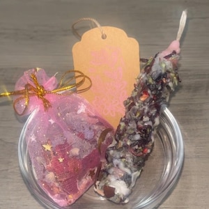 Liebe Zauber Kerze Kit | Kräuterliebe-Beutel, Rosa gesalbte Kerze & Ritualanleitung | Liebe anziehen, göttlich Weibliche Energie spirituelles Geschenk