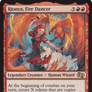 Puede incluir: Una carta de Magic: The Gathering con "Rionya, Fire Dancer", una Humana Hechicera pelirroja. El arte de la carta muestra a una mujer con atuendo rojo y verde con fénix de fuego. El texto de la carta incluye instrucciones del juego y la fuerza y resistencia de la criatura.