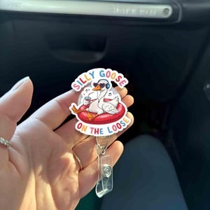 Badge idiot sur la bobine, porte-carte d'identité rétractable en forme d'oie drôle de bande dessinée, clip animal mignon pour le bureau d'une infirmière enseignante, cadeau original