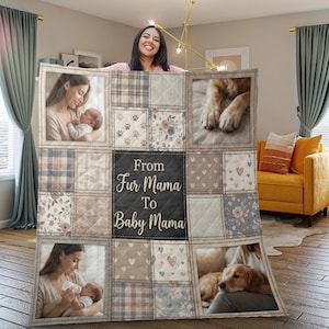Könnte beinhalten: Eine personalisierte Patchwork-Decke mit gerahmten Fotos, Pfotenabdrücken, floralen Mustern und dem Text "From Fur Mama To Baby Mama". Die Decke ist in neutralen Tönen von Beige, Grau und Blau gehalten und hat ein gestepptes Design.