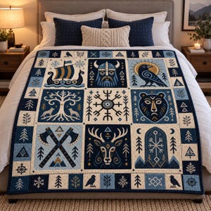 Peut inclure: Une courtepointe composée d'une grille de panneaux carrés dans des tons bleu marine, bleu clair et crème. Les panneaux présentent des illustrations d'inspiration nordique, notamment un drakkar, un personnage casqué, un corbeau et un cerf.