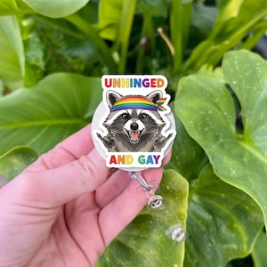 Bobine d'insigne raton laveur gay sans charnière, porte-carte d'identité rétractable fierté LGBTQ+, cadeau de bureau pour enseignante infirmière, carte d'identité de travail accessoire animal mignon