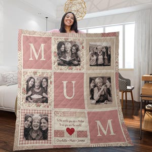 Könnte beinhalten: Eine personalisierte rosa-cremefarbene Steppdecke mit Familienfotos, den Buchstaben "M", "U" und einem Herz. Die Decke enthält den Text "To the world you are a Mother, To us you are the world" und die Namen "Charlotte, Mum, Jemma".