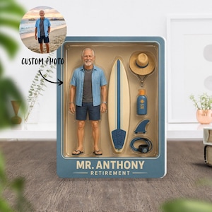 Puede incluir: Una figura de acción personalizada en un empaque etiquetado MR. ANTHONY RETIREMENT. La figura viste una camisa azul, camiseta gris y pantalones cortos oscuros. Los accesorios incluyen una tabla de surf, sombrero de paja, protector solar, aleta y una correa.
